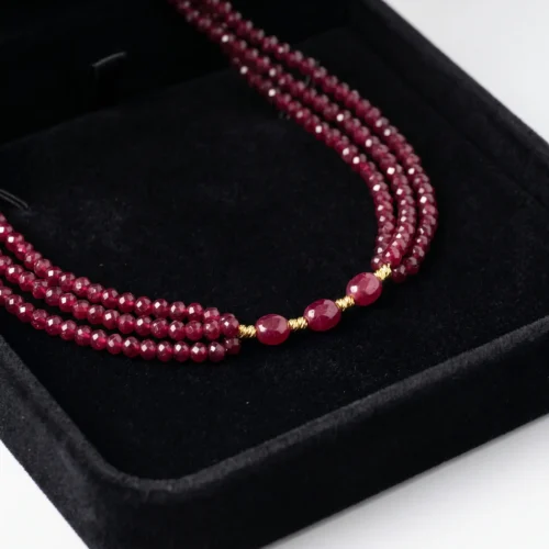 Collier multi-rangs en rubis synthétique et acier inoxydable doré ScooBijou