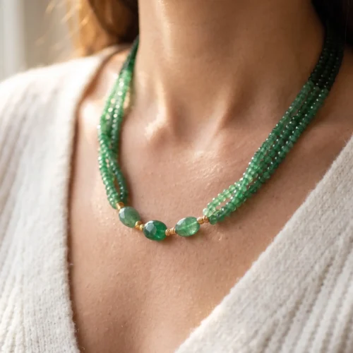 Collier multi-rangs en émeraude synthétique et acier inoxydable doré ScooBijou