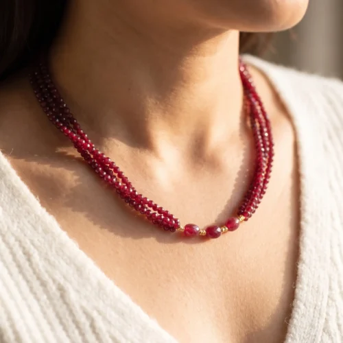 Collier multi-rangs en rubis synthétique et acier inoxydable doré ScooBijou