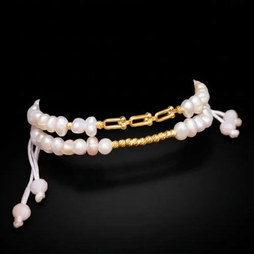 Duo de bracelets ajustables en cordons beige et blanc avec véritables perles d'eau douce et finitions géométriques en or 18K.