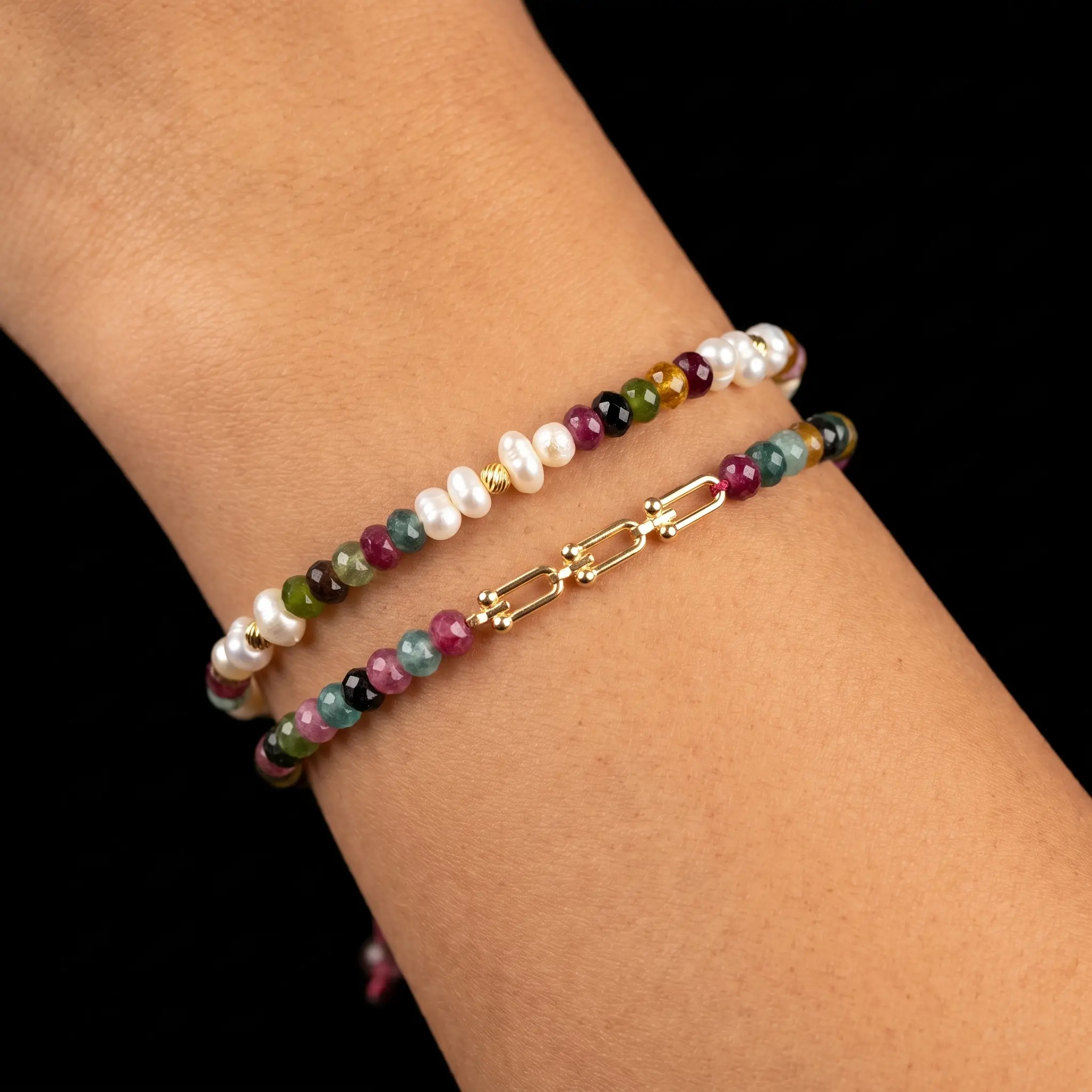 Duo de bracelets ajustables en macramé bordeaux et blanc ornés de véritables perles d'eau douce, tourmaline multicolore et maillons en or 18K.