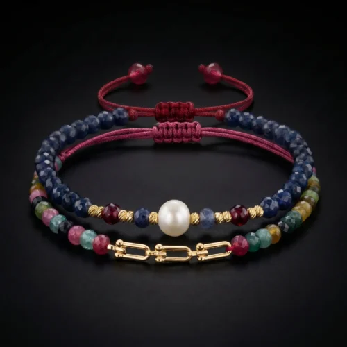 Duo de bracelets ajustables en macramé bordeaux avec détails en or 18K, perle de culture centrale, émeraude synthétique et tourmaline.