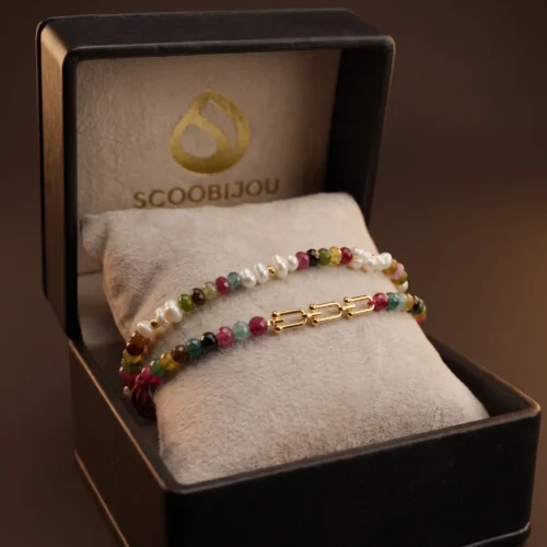 Duo de bracelets ajustables en macramé bordeaux et blanc ornés de véritables perles d'eau douce, tourmaline multicolore et maillons en or 18K.