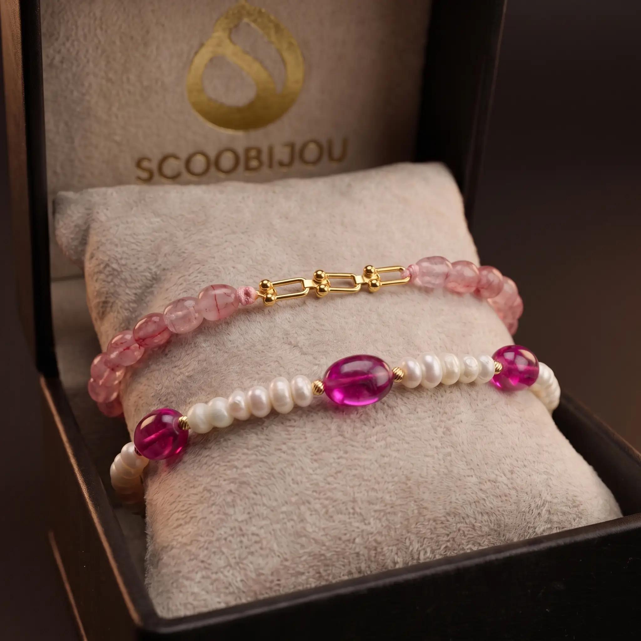 Duo de bracelets ajustables en macramé rose et blanc avec véritables perles d'eau douce, pierres de tourmaline rose et maillons en or 18K.