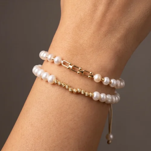 Duo de bracelets ajustables en cordons beige et blanc avec véritables perles d'eau douce et finitions géométriques en or 18K.