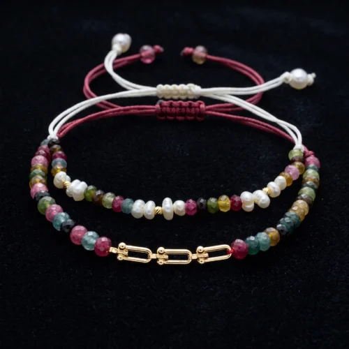 Duo de bracelets ajustables en macramé bordeaux et blanc ornés de véritables perles d'eau douce, tourmaline multicolore et maillons en or 18K.