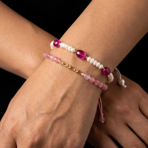 Duo de bracelets ajustables en macramé rose et blanc avec véritables perles d'eau douce, pierres de tourmaline rose et maillons en or 18K.