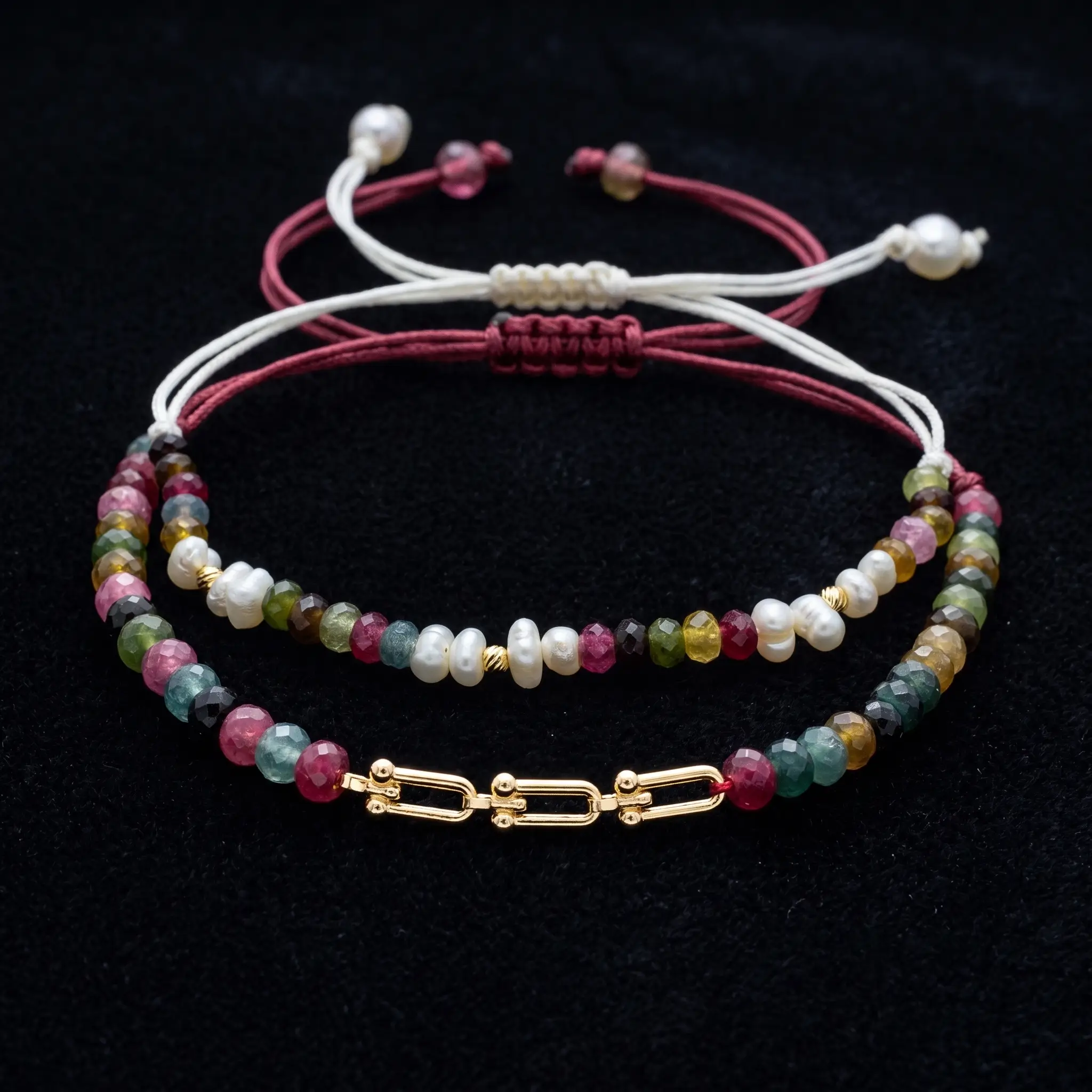 Duo de bracelets ajustables en macramé bordeaux et blanc ornés de véritables perles d'eau douce, tourmaline multicolore et maillons en or 18K.