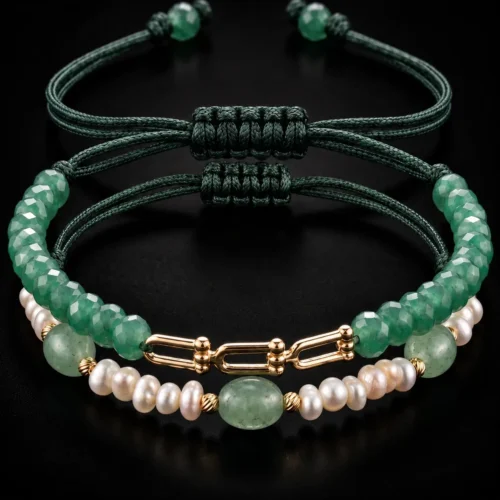Duo de bracelets ajustables en macramé vert foncé ornés de véritables perles d'eau douce, de pierres d'aventurine verte et de maillons en or 18K.