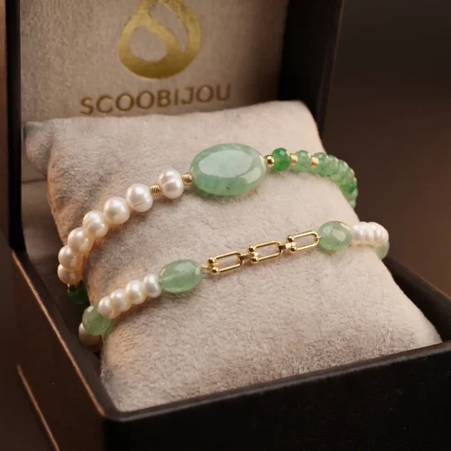 Duo de bracelets ajustables en macramé vert et blanc ornés de véritables perles d'eau douce, pierres d'aventurine verte et maillons en or 18K.