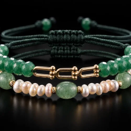 Duo de bracelets ajustables en macramé vert foncé ornés de véritables perles d'eau douce, de pierres d'aventurine verte et de maillons en or 18K.