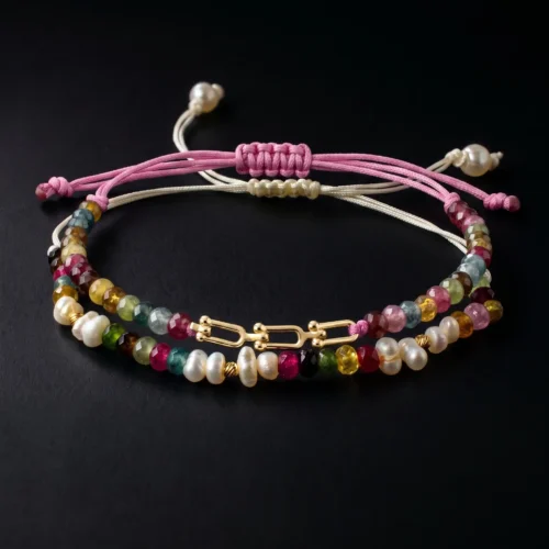 Duo de bracelets ajustables en macramé rose et blanc ornés de véritables perles d'eau douce, de tourmalines multicolores et de finitions en or 18K.