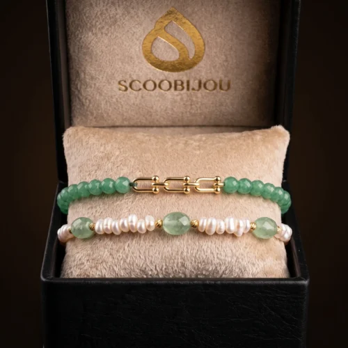 Duo de bracelets ajustables en macramé vert foncé ornés de véritables perles d'eau douce, de pierres d'aventurine verte et de maillons en or 18K.