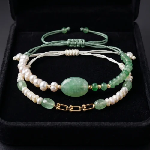 Duo de bracelets ajustables en macramé vert et blanc ornés de véritables perles d'eau douce, pierres d'aventurine verte et maillons en or 18K.