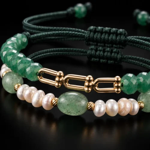 Duo de bracelets ajustables en macramé vert foncé ornés de véritables perles d'eau douce, de pierres d'aventurine verte et de maillons en or 18K.