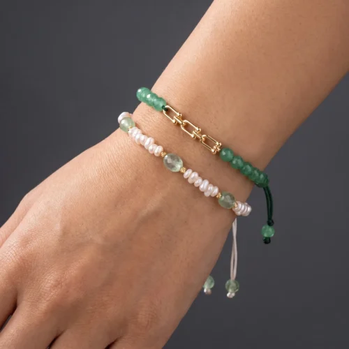 Duo de bracelets ajustables en macramé vert foncé ornés de véritables perles d'eau douce, de pierres d'aventurine verte et de maillons en or 18K.