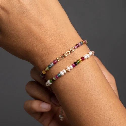 Duo de bracelets ajustables en macramé rose et blanc ornés de véritables perles d'eau douce, de tourmalines multicolores et de finitions en or 18K.