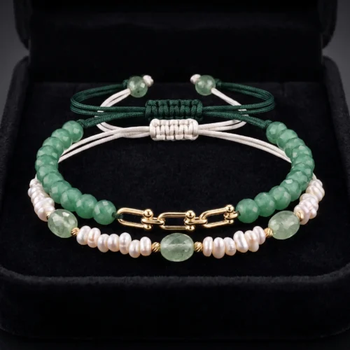 Duo de bracelets ajustables en macramé vert foncé ornés de véritables perles d'eau douce, de pierres d'aventurine verte et de maillons en or 18K.