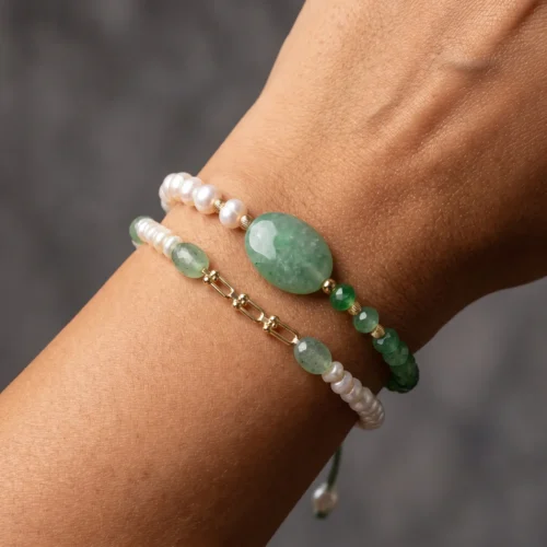 Duo de bracelets ajustables en macramé vert et blanc ornés de véritables perles d'eau douce, pierres d'aventurine verte et maillons en or 18K.