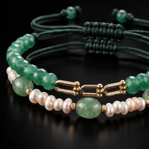 Duo de bracelets ajustables en macramé vert foncé ornés de véritables perles d'eau douce, de pierres d'aventurine verte et de maillons en or 18K.