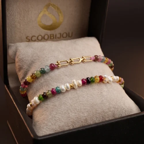 Duo de bracelets ajustables en macramé rose et blanc ornés de véritables perles d'eau douce, de tourmalines multicolores et de finitions en or 18K.